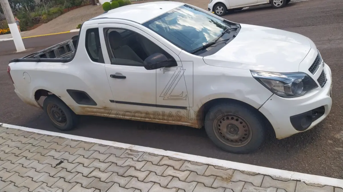 LOTE 004 - Uma camionete da marca GM-CHEVROLET/MONTANA LS, placas IUL-5996, na cor branca, carroceria aberta, ano/modelo 2013/2013, RENAVAM 00546009522.