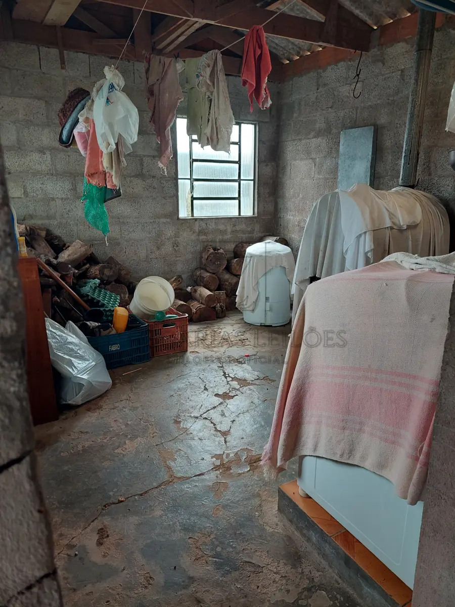 LOTE 001 - Bem: IMÓVEL: Um terreno urbano, constituído do lote n° 5 com aproximadamente 400m², com 17 metros ao leste de frente para a Rua Domingos Todeschini, no Bairro Cristo Redentor, cidade de Nova Bassano e 17,30 metros na parte oeste ao lado do lote n° 16; 21,50 metros ao lado com o lote n° 9 e 23,20 com o lote n° 4, terreno este dentro de área maior conforme transcrição número 7.708, folha 191, do Livro 3/J, datada de 03 de outubro de 1947, e do teor seguinte: parte do lote rural número vinte e oito, parte do lote rural número trinta e parte do lote rural número vinte e oito "A"(sobra) todos da Linha Benjamin Constant, Segundo distrito, o primeiro com a área de sessenta e dois mil oitocentos quarenta e sete metros quadrados, o segundo com a área de duzentos setenta mil - metros quadrados e a sobra com a área de setenta e sete mil quinhentos cinquenta e sete metros quadrados, perfazendo assim uma área total de quatrocentos dez mil quatrocentos e quatro metros quadrados, confrontando todo o imóvel: ao Norte, com os lotes números vinte e cinco e vinte e três "A" (sobra) daLinha Anita Garibaldi; ao Sul, com o travessão de frente; a Este, com:' C. os números vinte e oito e vintee seis "A" (sobra) da Linha Benjamin Constante a Oeste, com os números trinta e dois da Linha Benjamin Constant, vinte sete da Linha Annita Garibaldi e trinta e dois "A" (sobra) da Linha Benjamin Constant. (as) Wenceslina L. Zanettini, Oficial. Origens: 4.173, 4.174, 6.862, 6.863, 6.864, 6.865, 6.866, 6.884, 6.885, 6.886, 6.887, 7.285. No terreno citado acima, encontra-se construída uma residência mista, alvenaria e madeira, com 212 m² de área construída, de dois pavimentes, composta por 4 dormitórios, sala, cozinha, 2 banheiros, lavanderia externa com 20 m² e amplo pátio cercado. A residência possui fácil acesso, rua pavimentada, com sua construção em perfeito estado, sem trincas ou fissuras, com sua pintura em boa qualidade.
