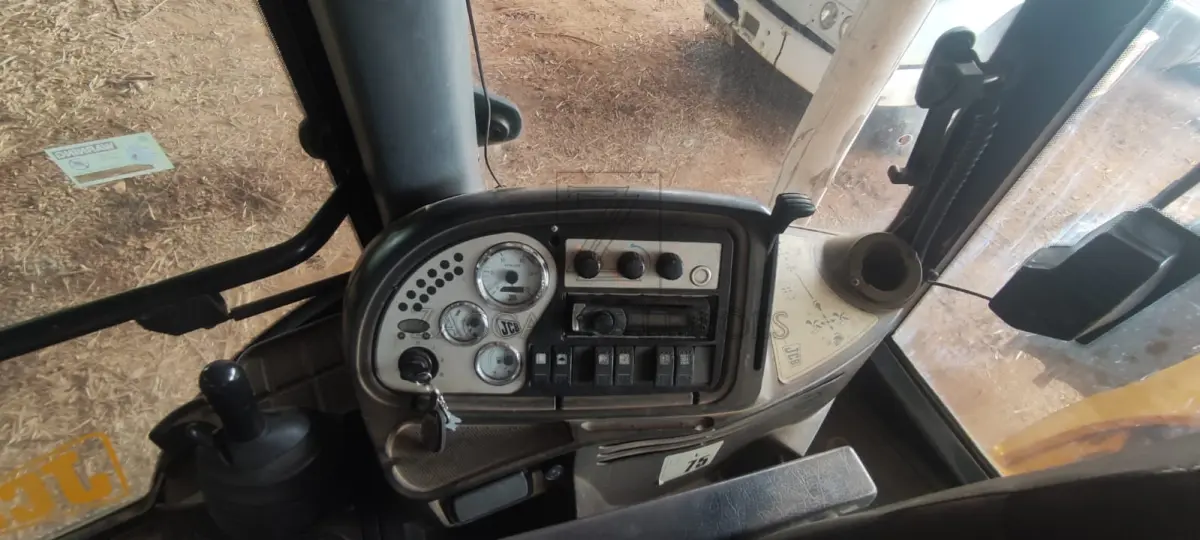 LOTE 003 - Retroescavadeira marca JCB modelo 214S, cabine fechada com ar-condicionado, ano/modelo 2006. (Bem nº 0723)