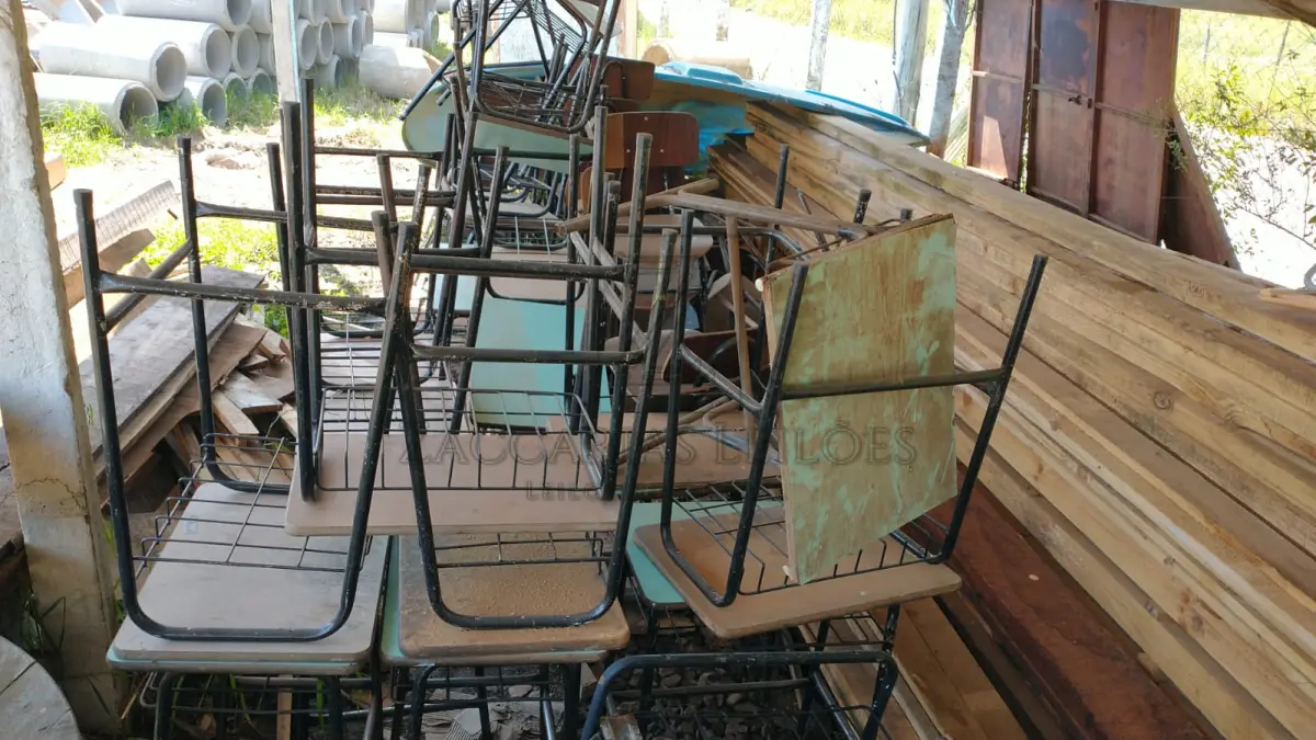 LOTE 013 - Lote de móveis.