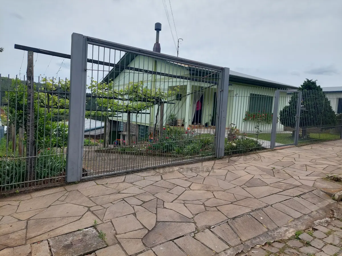 LOTE 001 - Bem: IMÓVEL: Um terreno urbano, constituído do lote n° 5 com aproximadamente 400m², com 17 metros ao leste de frente para a Rua Domingos Todeschini, no Bairro Cristo Redentor, cidade de Nova Bassano e 17,30 metros na parte oeste ao lado do lote n° 16; 21,50 metros ao lado com o lote n° 9 e 23,20 com o lote n° 4, terreno este dentro de área maior conforme transcrição número 7.708, folha 191, do Livro 3/J, datada de 03 de outubro de 1947, e do teor seguinte: parte do lote rural número vinte e oito, parte do lote rural número trinta e parte do lote rural número vinte e oito "A"(sobra) todos da Linha Benjamin Constant, Segundo distrito, o primeiro com a área de sessenta e dois mil oitocentos quarenta e sete metros quadrados, o segundo com a área de duzentos setenta mil - metros quadrados e a sobra com a área de setenta e sete mil quinhentos cinquenta e sete metros quadrados, perfazendo assim uma área total de quatrocentos dez mil quatrocentos e quatro metros quadrados, confrontando todo o imóvel: ao Norte, com os lotes números vinte e cinco e vinte e três "A" (sobra) daLinha Anita Garibaldi; ao Sul, com o travessão de frente; a Este, com:' C. os números vinte e oito e vintee seis "A" (sobra) da Linha Benjamin Constante a Oeste, com os números trinta e dois da Linha Benjamin Constant, vinte sete da Linha Annita Garibaldi e trinta e dois "A" (sobra) da Linha Benjamin Constant. (as) Wenceslina L. Zanettini, Oficial. Origens: 4.173, 4.174, 6.862, 6.863, 6.864, 6.865, 6.866, 6.884, 6.885, 6.886, 6.887, 7.285. No terreno citado acima, encontra-se construída uma residência mista, alvenaria e madeira, com 212 m² de área construída, de dois pavimentes, composta por 4 dormitórios, sala, cozinha, 2 banheiros, lavanderia externa com 20 m² e amplo pátio cercado. A residência possui fácil acesso, rua pavimentada, com sua construção em perfeito estado, sem trincas ou fissuras, com sua pintura em boa qualidade.