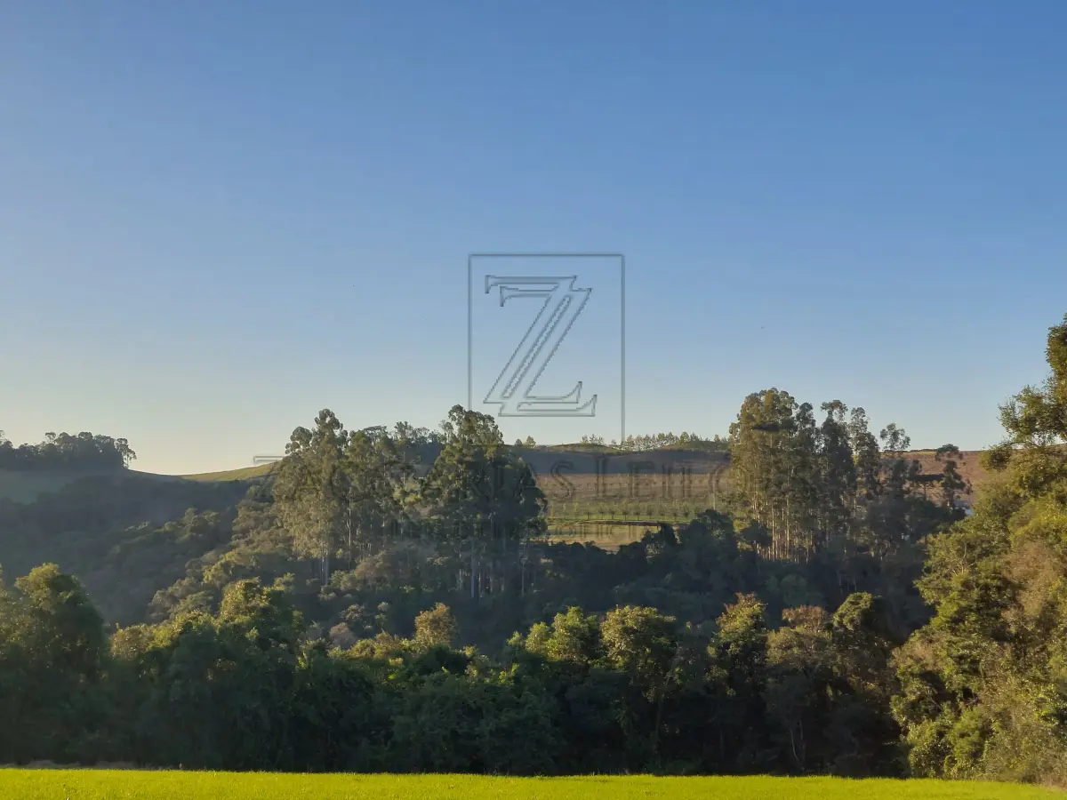 LOTE 001 - IMÓVEL: Parte do lote rural nº 159 da Linha Marquês do Herval, no distrito de Fagundes Varela, neste município, com área de 276.000,00m² (duzentos e setenta  e seis mil metros quadrados) de terras sem benfeitorias, que confrontam: ao norte, com o travessão de fundos; ao sul, com o Rio Carreiro; ao leste, com terras do lote rural nº 157 da mesma Linha Marquês do Herval e ainda com terras do mesmo lote nº 159 de Angelo Rigo e sua mulher e ao oeste, com terras do lote nº 161 da mesma Linha Marques do Herval.