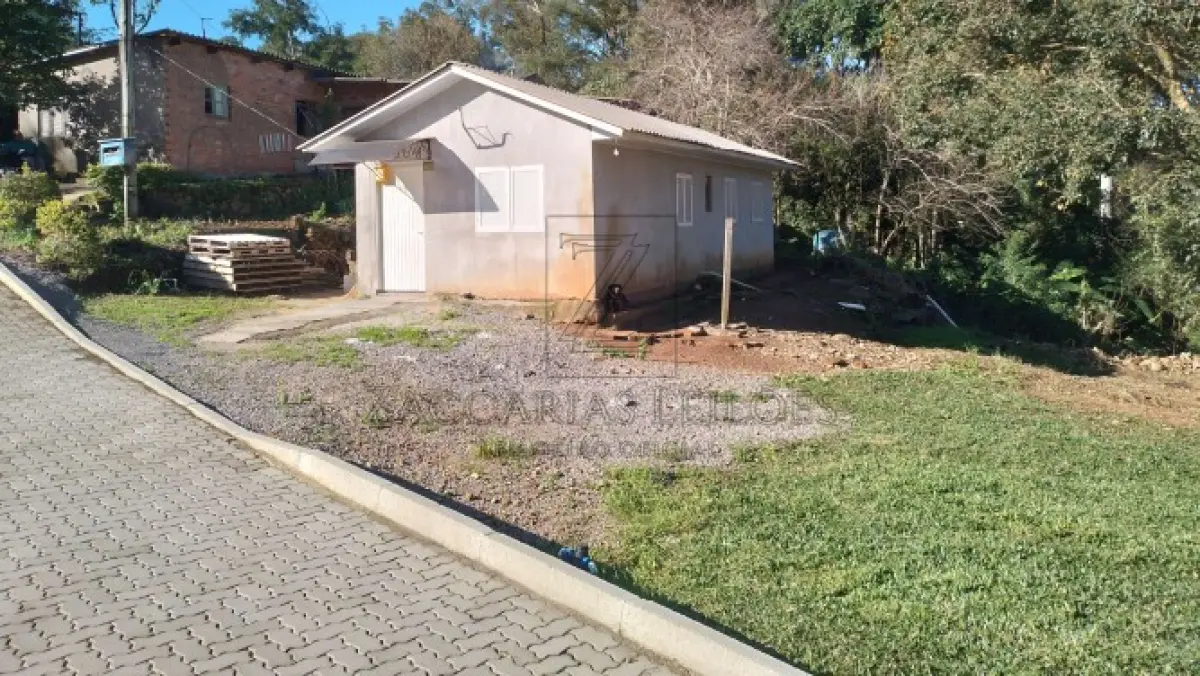 LOTE 001 - Parte ideal pertencente ao executado no percentual de 6,250000%, sem benfeitorias,  dentro do todo maior do Imóvel Urbano na cidade de Cotiporã, RS, com a denominação administrativa de lote nº 045 da quadra 102, setor 01, distrito 01, com a área de 1.540,20m² (um mil quinhentos e quarenta metros e vinte decímetros quadrados) de terras, com casa residencial em alvenaria com a área de 20,00m², terras essas que distam 75,00 metros da esquina formada pelas ruas Bento Gonçalves e Getúlio Damasceno Pires, no lado par da primeira, onde não há quarteirão determinado, com as seguintes confrontações: ao norte, com o lote urbano n° 030 da quadra 102; ao sul, com terras de parte do lote rural n° 20, de Suery M. Domingues Zinda; ao leste, com terras de parte do lote rural n° 18, e ao oeste, com o lote urbano n° 105 da quadra 102; A “casa residencial em alvenaria com a área de 20,00m” constante na descrição da matrícula, não foi encontrada. A mesma teria sido demolida e em seu lugar construída a edificação residencial com 48,00 m². A construção é em alvenaria de tijolos, esquadrias de madeira, cobertura de telhas de fibrocimento, sem pintura, estado de conservação é “b” (entre nova e regular). Avaliação das benfeitorias R$ 75.000,00. Avaliação da parte ideal do imóvel pertencente ao executado dentro do todo maior corresponde a 96,2625m² é de R$ 11.250,00(onze mil duzentos e cinquenta reais).