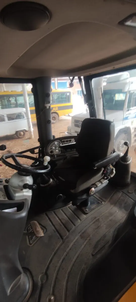 LOTE 003 - Retroescavadeira marca JCB modelo 214S, cabine fechada com ar-condicionado, ano/modelo 2006. (Bem nº 0723)