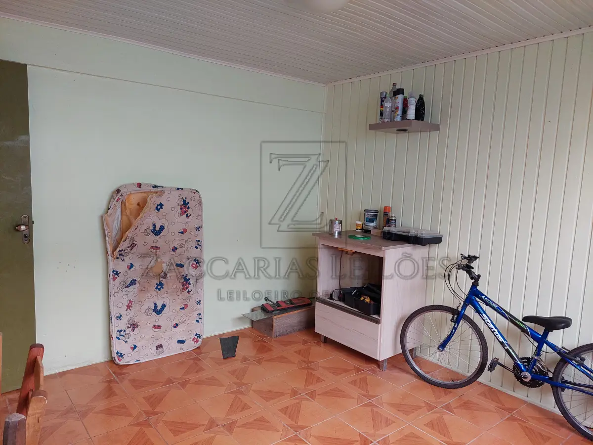 LOTE 001 - Bem: IMÓVEL: Um terreno urbano, constituído do lote n° 5 com aproximadamente 400m², com 17 metros ao leste de frente para a Rua Domingos Todeschini, no Bairro Cristo Redentor, cidade de Nova Bassano e 17,30 metros na parte oeste ao lado do lote n° 16; 21,50 metros ao lado com o lote n° 9 e 23,20 com o lote n° 4, terreno este dentro de área maior conforme transcrição número 7.708, folha 191, do Livro 3/J, datada de 03 de outubro de 1947, e do teor seguinte: parte do lote rural número vinte e oito, parte do lote rural número trinta e parte do lote rural número vinte e oito "A"(sobra) todos da Linha Benjamin Constant, Segundo distrito, o primeiro com a área de sessenta e dois mil oitocentos quarenta e sete metros quadrados, o segundo com a área de duzentos setenta mil - metros quadrados e a sobra com a área de setenta e sete mil quinhentos cinquenta e sete metros quadrados, perfazendo assim uma área total de quatrocentos dez mil quatrocentos e quatro metros quadrados, confrontando todo o imóvel: ao Norte, com os lotes números vinte e cinco e vinte e três "A" (sobra) daLinha Anita Garibaldi; ao Sul, com o travessão de frente; a Este, com:' C. os números vinte e oito e vintee seis "A" (sobra) da Linha Benjamin Constante a Oeste, com os números trinta e dois da Linha Benjamin Constant, vinte sete da Linha Annita Garibaldi e trinta e dois "A" (sobra) da Linha Benjamin Constant. (as) Wenceslina L. Zanettini, Oficial. Origens: 4.173, 4.174, 6.862, 6.863, 6.864, 6.865, 6.866, 6.884, 6.885, 6.886, 6.887, 7.285. No terreno citado acima, encontra-se construída uma residência mista, alvenaria e madeira, com 212 m² de área construída, de dois pavimentes, composta por 4 dormitórios, sala, cozinha, 2 banheiros, lavanderia externa com 20 m² e amplo pátio cercado. A residência possui fácil acesso, rua pavimentada, com sua construção em perfeito estado, sem trincas ou fissuras, com sua pintura em boa qualidade.