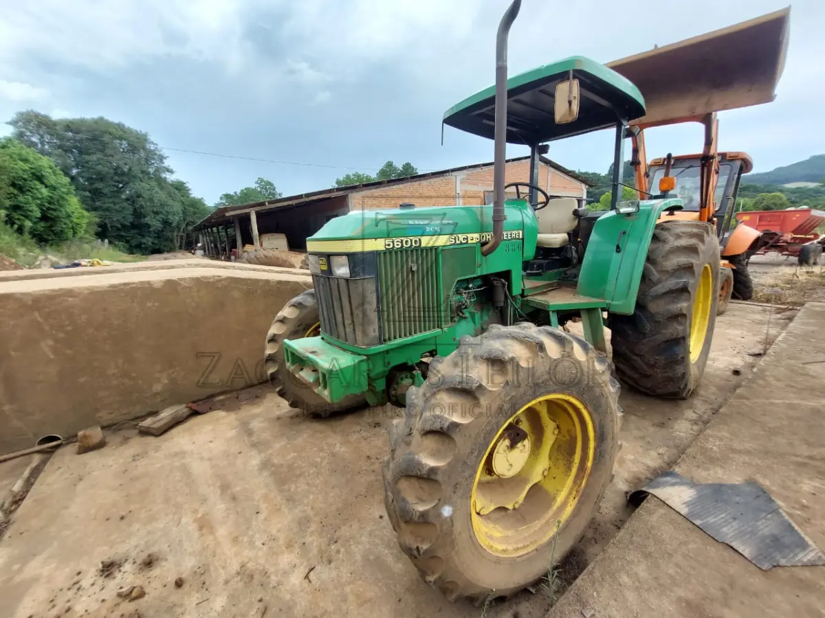 LOTE 005 - Um trator da marca JOHN DEERE 5600, ano 2001.