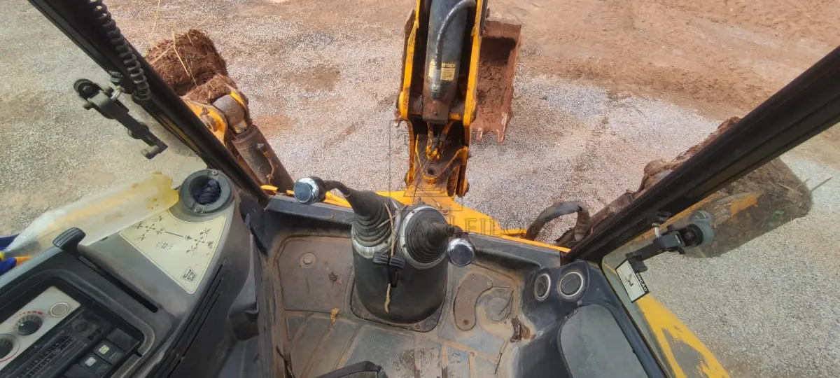LOTE 001 - Uma retroescavadeira JCB 4CX, ano 2008, cabine fechada, com ar-condicionado (Bem nº 0740).
