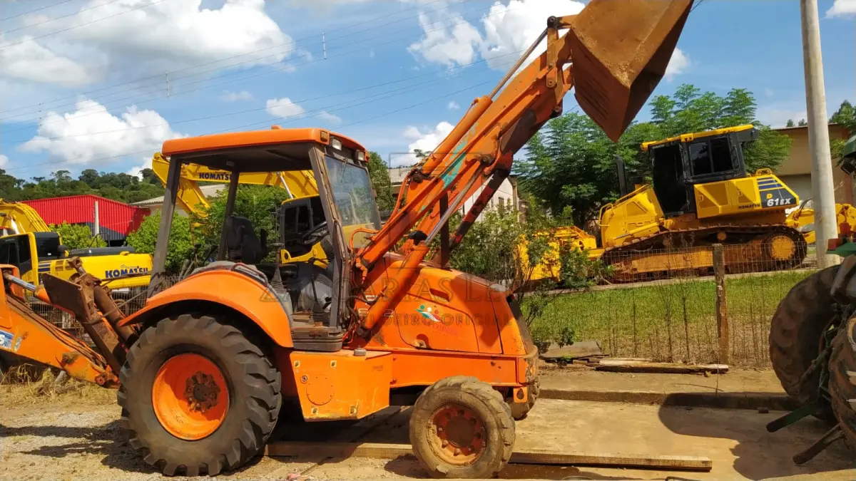 LOTE 007 - Uma retroescavadeira da marca FIATALLIS COMPACT.