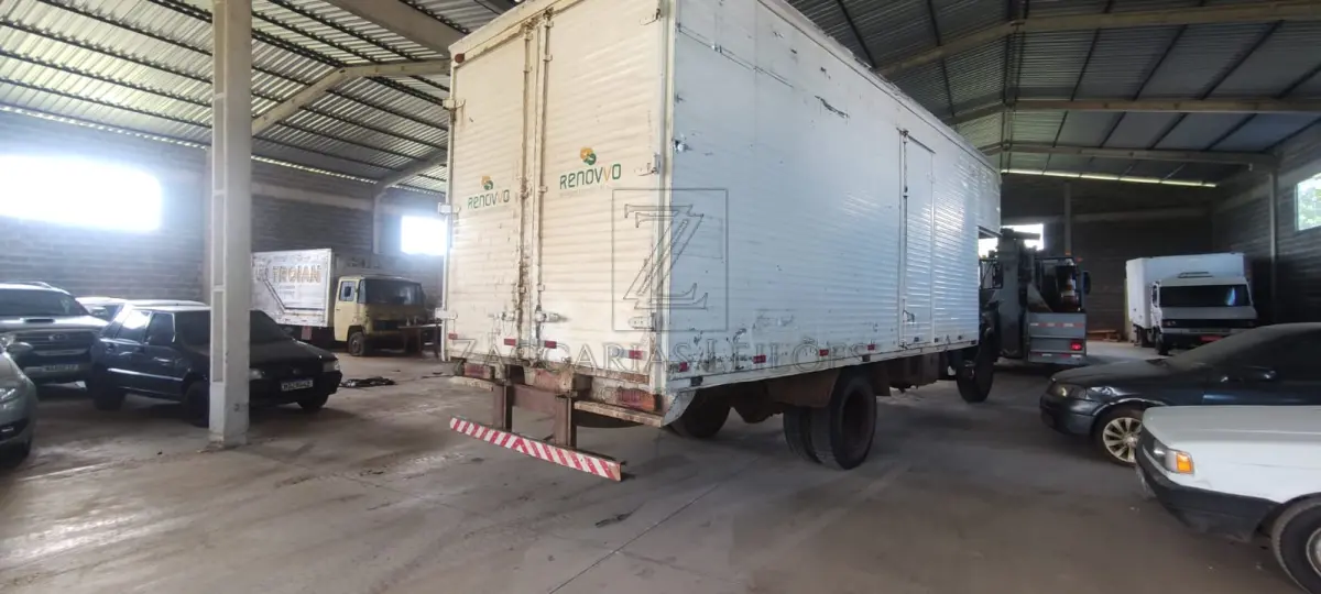 LOTE 001 - Um caminhão da marca MERCEDES BENZ/L 1113, placas IHH-3209, com baú, na cor azul, ano/modelo 1977/1977, RENAVAM 00577884166, sem funcionamento (motor fundido), sem freios, pneus em mau estado de conservação, lataria e estofamentos em regular estado, vidros, espelhos e faróis em bom estado.