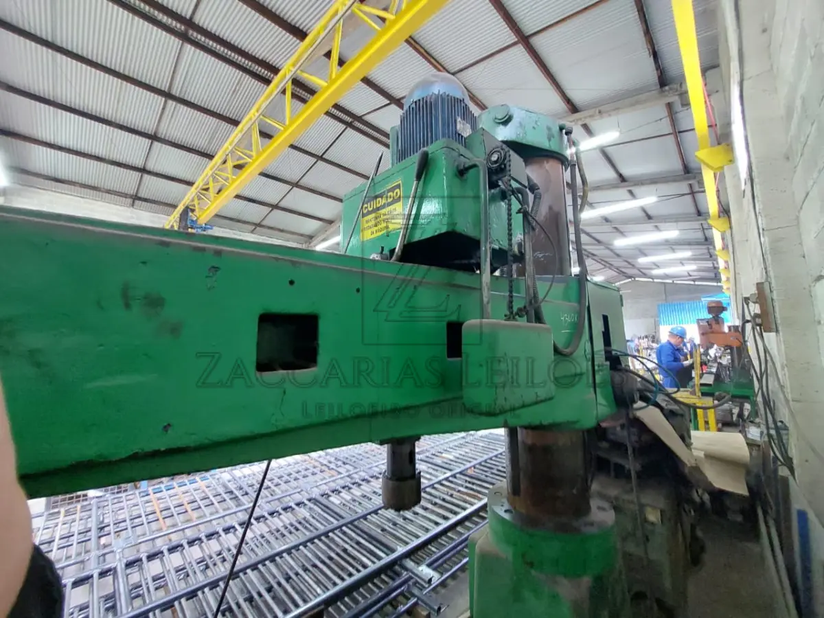 LOTE 014 - Uma máquina furadeira radial da marca ZACARIAS, modelo Z50/1800, cor verde, em bom estado de conservação.