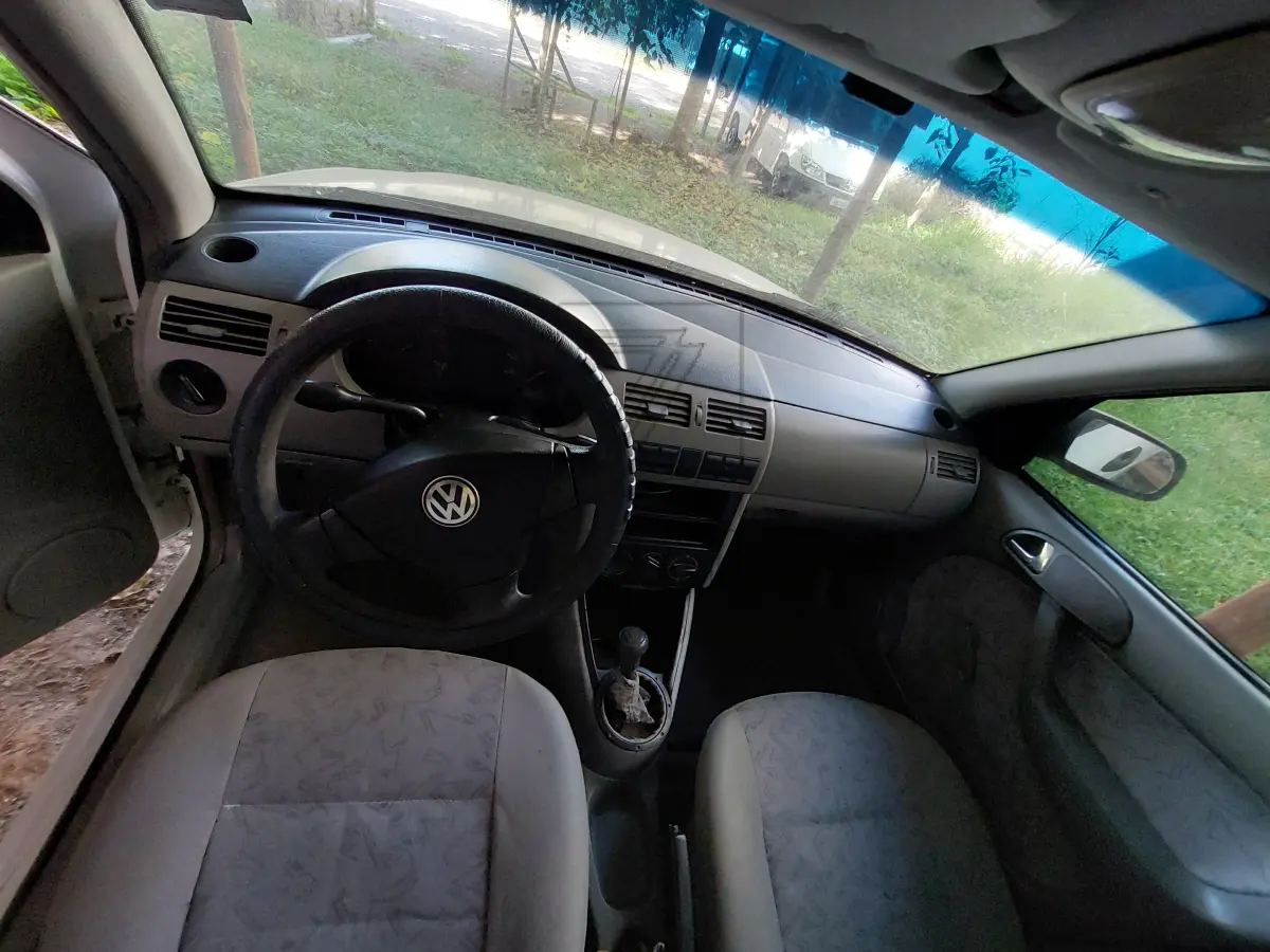 LOTE 009 - Um automóvel VW-VOLKSWAGEM/GOL 16V, placas DAQ-2668, cor branca, ano/modelo 1999/2000, RENAVAM 726977977.