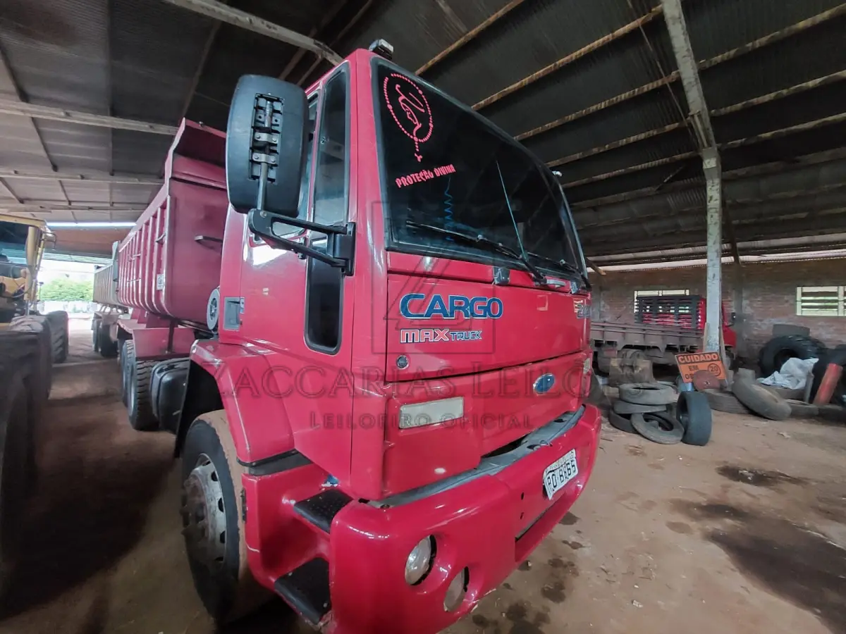 LOTE 002 - Um caminhão da marca FORD/CARGO 2428 E, placas IPO-8865, na cor vermelha, com carroceria basculante, à diesel, ano/modelo 2008/2009, RENAVAM 00127944630.