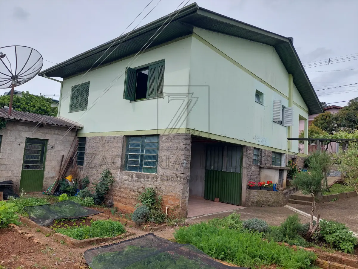LOTE 001 - Bem: IMÓVEL: Um terreno urbano, constituído do lote n° 5 com aproximadamente 400m², com 17 metros ao leste de frente para a Rua Domingos Todeschini, no Bairro Cristo Redentor, cidade de Nova Bassano e 17,30 metros na parte oeste ao lado do lote n° 16; 21,50 metros ao lado com o lote n° 9 e 23,20 com o lote n° 4, terreno este dentro de área maior conforme transcrição número 7.708, folha 191, do Livro 3/J, datada de 03 de outubro de 1947, e do teor seguinte: parte do lote rural número vinte e oito, parte do lote rural número trinta e parte do lote rural número vinte e oito "A"(sobra) todos da Linha Benjamin Constant, Segundo distrito, o primeiro com a área de sessenta e dois mil oitocentos quarenta e sete metros quadrados, o segundo com a área de duzentos setenta mil - metros quadrados e a sobra com a área de setenta e sete mil quinhentos cinquenta e sete metros quadrados, perfazendo assim uma área total de quatrocentos dez mil quatrocentos e quatro metros quadrados, confrontando todo o imóvel: ao Norte, com os lotes números vinte e cinco e vinte e três "A" (sobra) daLinha Anita Garibaldi; ao Sul, com o travessão de frente; a Este, com:' C. os números vinte e oito e vintee seis "A" (sobra) da Linha Benjamin Constante a Oeste, com os números trinta e dois da Linha Benjamin Constant, vinte sete da Linha Annita Garibaldi e trinta e dois "A" (sobra) da Linha Benjamin Constant. (as) Wenceslina L. Zanettini, Oficial. Origens: 4.173, 4.174, 6.862, 6.863, 6.864, 6.865, 6.866, 6.884, 6.885, 6.886, 6.887, 7.285. No terreno citado acima, encontra-se construída uma residência mista, alvenaria e madeira, com 212 m² de área construída, de dois pavimentes, composta por 4 dormitórios, sala, cozinha, 2 banheiros, lavanderia externa com 20 m² e amplo pátio cercado. A residência possui fácil acesso, rua pavimentada, com sua construção em perfeito estado, sem trincas ou fissuras, com sua pintura em boa qualidade.