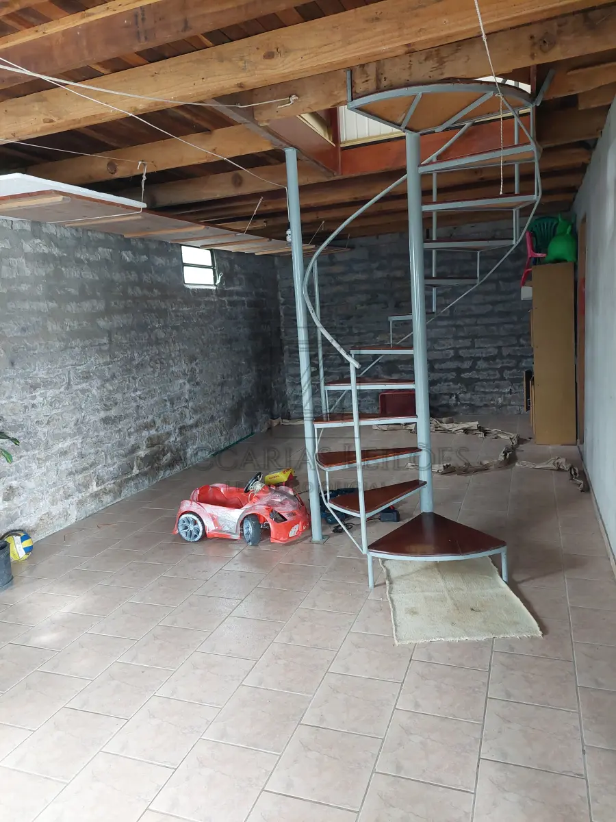 LOTE 001 - Bem: IMÓVEL: Um terreno urbano, constituído do lote n° 5 com aproximadamente 400m², com 17 metros ao leste de frente para a Rua Domingos Todeschini, no Bairro Cristo Redentor, cidade de Nova Bassano e 17,30 metros na parte oeste ao lado do lote n° 16; 21,50 metros ao lado com o lote n° 9 e 23,20 com o lote n° 4, terreno este dentro de área maior conforme transcrição número 7.708, folha 191, do Livro 3/J, datada de 03 de outubro de 1947, e do teor seguinte: parte do lote rural número vinte e oito, parte do lote rural número trinta e parte do lote rural número vinte e oito "A"(sobra) todos da Linha Benjamin Constant, Segundo distrito, o primeiro com a área de sessenta e dois mil oitocentos quarenta e sete metros quadrados, o segundo com a área de duzentos setenta mil - metros quadrados e a sobra com a área de setenta e sete mil quinhentos cinquenta e sete metros quadrados, perfazendo assim uma área total de quatrocentos dez mil quatrocentos e quatro metros quadrados, confrontando todo o imóvel: ao Norte, com os lotes números vinte e cinco e vinte e três "A" (sobra) daLinha Anita Garibaldi; ao Sul, com o travessão de frente; a Este, com:' C. os números vinte e oito e vintee seis "A" (sobra) da Linha Benjamin Constante a Oeste, com os números trinta e dois da Linha Benjamin Constant, vinte sete da Linha Annita Garibaldi e trinta e dois "A" (sobra) da Linha Benjamin Constant. (as) Wenceslina L. Zanettini, Oficial. Origens: 4.173, 4.174, 6.862, 6.863, 6.864, 6.865, 6.866, 6.884, 6.885, 6.886, 6.887, 7.285. No terreno citado acima, encontra-se construída uma residência mista, alvenaria e madeira, com 212 m² de área construída, de dois pavimentes, composta por 4 dormitórios, sala, cozinha, 2 banheiros, lavanderia externa com 20 m² e amplo pátio cercado. A residência possui fácil acesso, rua pavimentada, com sua construção em perfeito estado, sem trincas ou fissuras, com sua pintura em boa qualidade.