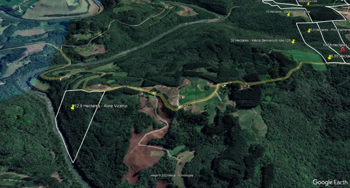 LOTE 004 - IMÓVEL DE MATRÍCULA 15.596: Parte do lote rural  nº 137, situado na “Linha 21 de Abril”, neste município de Guaporé, com a área de cento e quarenta  e oito mil, duzentos e quarenta metros quadrados (148.240,00m2), com uma casa de moradia de  60,00m2, confrontando: NORTE, com o lote rural nº 138; SUL, com o Rio Guaporé; LESTE, com o lote  rural nº 135; OESTE, com o Rio Guaporé.