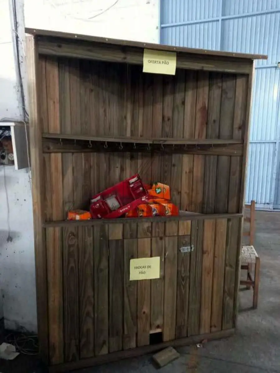LOTE 032 - Expositor feito em madeira tratada para armazenar pão, salame. Produto artesanal.