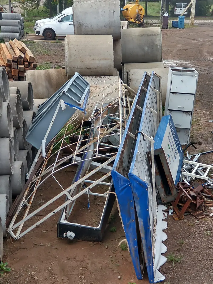 LOTE 012 - 2 compressores; um motor e sucata de ferro.