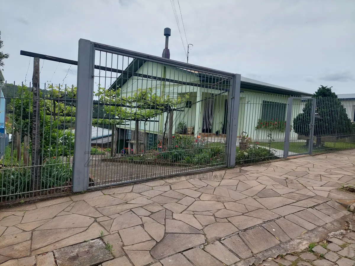 LOTE 001 - Bem: IMÓVEL: Um terreno urbano, constituído do lote n° 5 com aproximadamente 400m², com 17 metros ao leste de frente para a Rua Domingos Todeschini, no Bairro Cristo Redentor, cidade de Nova Bassano e 17,30 metros na parte oeste ao lado do lote n° 16; 21,50 metros ao lado com o lote n° 9 e 23,20 com o lote n° 4, terreno este dentro de área maior conforme transcrição número 7.708, folha 191, do Livro 3/J, datada de 03 de outubro de 1947, e do teor seguinte: parte do lote rural número vinte e oito, parte do lote rural número trinta e parte do lote rural número vinte e oito "A"(sobra) todos da Linha Benjamin Constant, Segundo distrito, o primeiro com a área de sessenta e dois mil oitocentos quarenta e sete metros quadrados, o segundo com a área de duzentos setenta mil - metros quadrados e a sobra com a área de setenta e sete mil quinhentos cinquenta e sete metros quadrados, perfazendo assim uma área total de quatrocentos dez mil quatrocentos e quatro metros quadrados, confrontando todo o imóvel: ao Norte, com os lotes números vinte e cinco e vinte e três "A" (sobra) daLinha Anita Garibaldi; ao Sul, com o travessão de frente; a Este, com:' C. os números vinte e oito e vintee seis "A" (sobra) da Linha Benjamin Constante a Oeste, com os números trinta e dois da Linha Benjamin Constant, vinte sete da Linha Annita Garibaldi e trinta e dois "A" (sobra) da Linha Benjamin Constant. (as) Wenceslina L. Zanettini, Oficial. Origens: 4.173, 4.174, 6.862, 6.863, 6.864, 6.865, 6.866, 6.884, 6.885, 6.886, 6.887, 7.285. No terreno citado acima, encontra-se construída uma residência mista, alvenaria e madeira, com 212 m² de área construída, de dois pavimentes, composta por 4 dormitórios, sala, cozinha, 2 banheiros, lavanderia externa com 20 m² e amplo pátio cercado. A residência possui fácil acesso, rua pavimentada, com sua construção em perfeito estado, sem trincas ou fissuras, com sua pintura em boa qualidade.