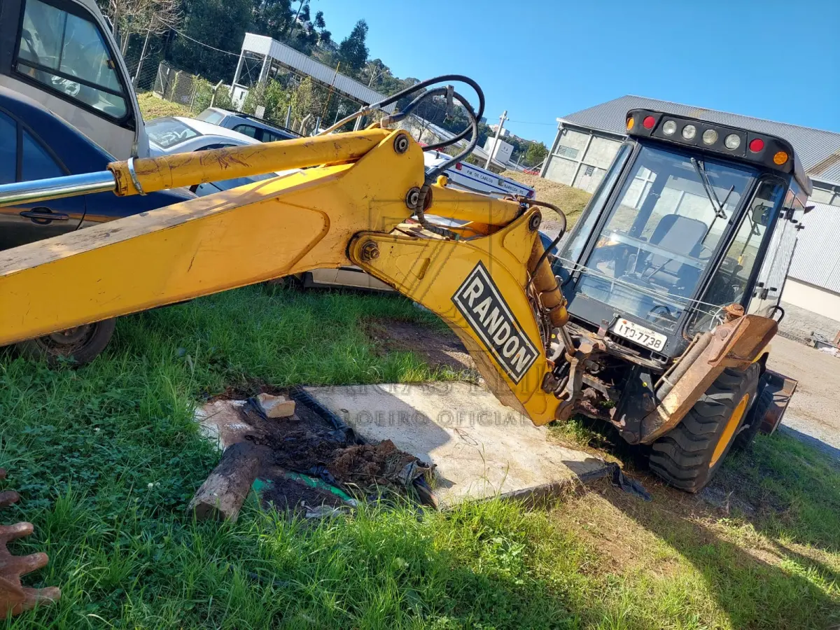 LOTE 001 - Trator de Rodas Retroescavadeira da marca RANDON, modelo RD406, ano/modelo  2012/2012, placas ITO-7738, RENAVAM 00488523958, a Diesel.