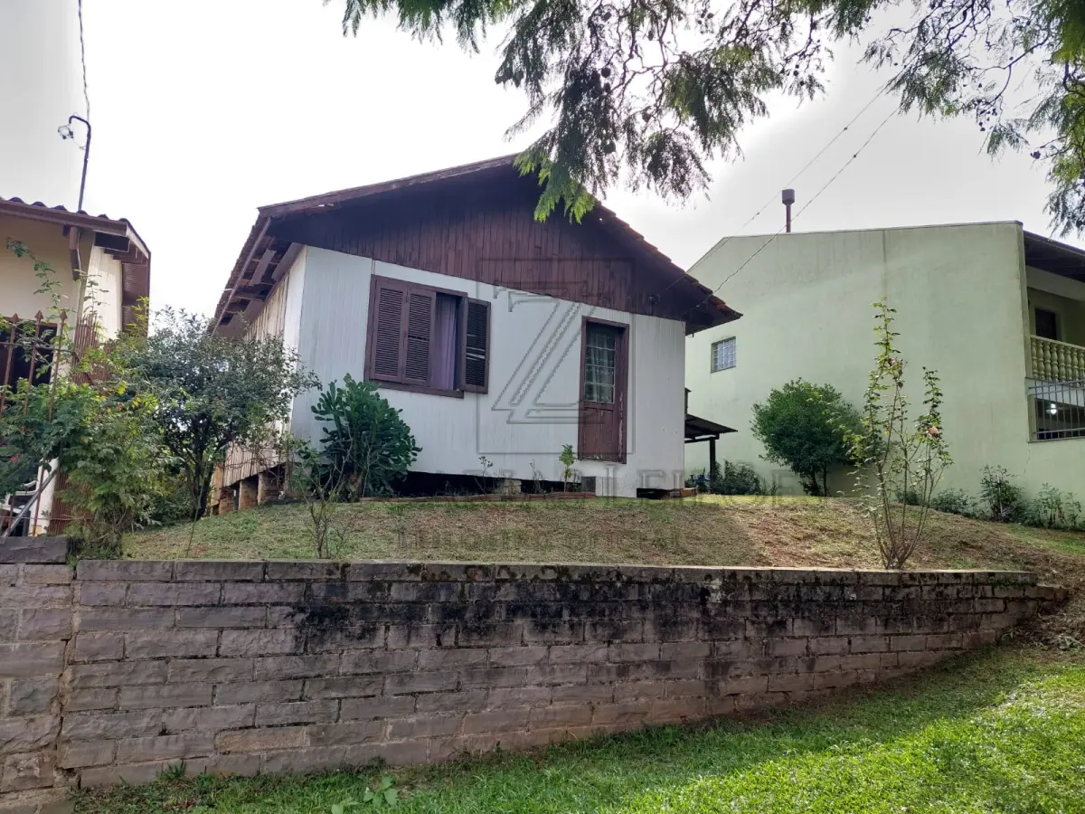 LOTE 003 - TERRENO COM A ÁREA DE 312,00m², localizado na avenida Borges de Medeiros, lado ímpar, com casa de madeira, sito no quarteirão formado pelas ruas sem denominação; Avenida Borges de Medeiro, rua sem denominação, distante 11,10m da esquina de uma rua sem denominação, lado sul, confrontando atualmente: ao NORTE, com terras de Marcelo Angelo Migliavacca, na extensão de 24,00m; ao SUL, com terras que são ou foram de Alfredo Koff e sua mulher Orvalina Franciosi Koff, na extensão de 24,00m; a LESTE, com a Avenida Borges de Medeiros, com 13,00m de extensão e ao OESTE, com terras que são ou foram de Alfredo Koff e sua mulher, na extensão de 13,00m. Matricula 624 do Registro de Imóveis de Nova Prata RS.