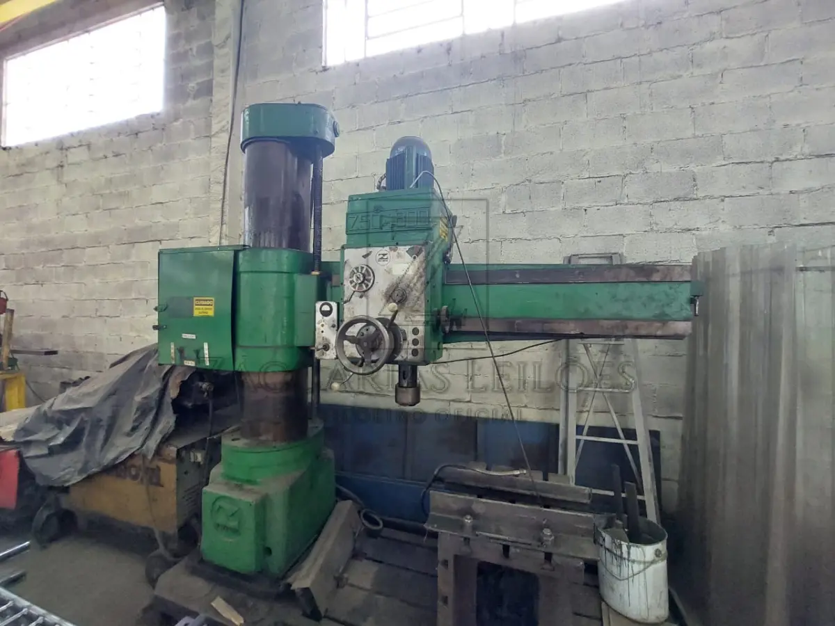 LOTE 014 - Uma máquina furadeira radial da marca ZACARIAS, modelo Z50/1800, cor verde, em bom estado de conservação.