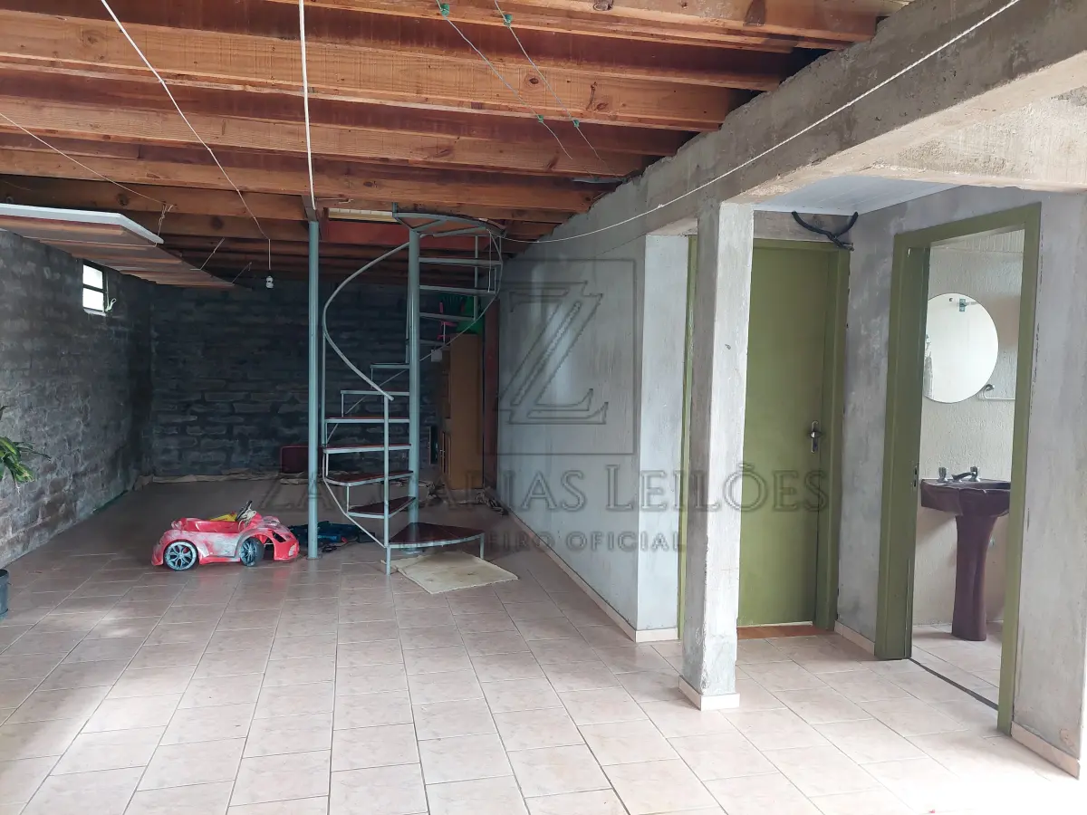 LOTE 001 - Bem: IMÓVEL: Um terreno urbano, constituído do lote n° 5 com aproximadamente 400m², com 17 metros ao leste de frente para a Rua Domingos Todeschini, no Bairro Cristo Redentor, cidade de Nova Bassano e 17,30 metros na parte oeste ao lado do lote n° 16; 21,50 metros ao lado com o lote n° 9 e 23,20 com o lote n° 4, terreno este dentro de área maior conforme transcrição número 7.708, folha 191, do Livro 3/J, datada de 03 de outubro de 1947, e do teor seguinte: parte do lote rural número vinte e oito, parte do lote rural número trinta e parte do lote rural número vinte e oito "A"(sobra) todos da Linha Benjamin Constant, Segundo distrito, o primeiro com a área de sessenta e dois mil oitocentos quarenta e sete metros quadrados, o segundo com a área de duzentos setenta mil - metros quadrados e a sobra com a área de setenta e sete mil quinhentos cinquenta e sete metros quadrados, perfazendo assim uma área total de quatrocentos dez mil quatrocentos e quatro metros quadrados, confrontando todo o imóvel: ao Norte, com os lotes números vinte e cinco e vinte e três "A" (sobra) daLinha Anita Garibaldi; ao Sul, com o travessão de frente; a Este, com:' C. os números vinte e oito e vintee seis "A" (sobra) da Linha Benjamin Constante a Oeste, com os números trinta e dois da Linha Benjamin Constant, vinte sete da Linha Annita Garibaldi e trinta e dois "A" (sobra) da Linha Benjamin Constant. (as) Wenceslina L. Zanettini, Oficial. Origens: 4.173, 4.174, 6.862, 6.863, 6.864, 6.865, 6.866, 6.884, 6.885, 6.886, 6.887, 7.285. No terreno citado acima, encontra-se construída uma residência mista, alvenaria e madeira, com 212 m² de área construída, de dois pavimentes, composta por 4 dormitórios, sala, cozinha, 2 banheiros, lavanderia externa com 20 m² e amplo pátio cercado. A residência possui fácil acesso, rua pavimentada, com sua construção em perfeito estado, sem trincas ou fissuras, com sua pintura em boa qualidade.