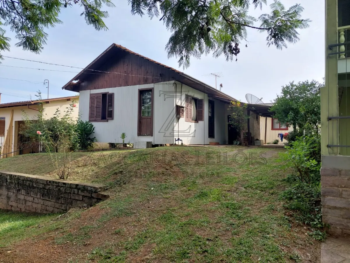 LOTE 003 - TERRENO COM A ÁREA DE 312,00m², localizado na avenida Borges de Medeiros, lado ímpar, com casa de madeira, sito no quarteirão formado pelas ruas sem denominação; Avenida Borges de Medeiro, rua sem denominação, distante 11,10m da esquina de uma rua sem denominação, lado sul, confrontando atualmente: ao NORTE, com terras de Marcelo Angelo Migliavacca, na extensão de 24,00m; ao SUL, com terras que são ou foram de Alfredo Koff e sua mulher Orvalina Franciosi Koff, na extensão de 24,00m; a LESTE, com a Avenida Borges de Medeiros, com 13,00m de extensão e ao OESTE, com terras que são ou foram de Alfredo Koff e sua mulher, na extensão de 13,00m. Matricula 624 do Registro de Imóveis de Nova Prata RS.