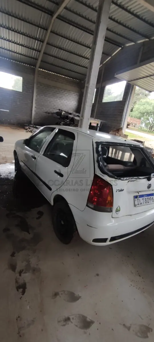 LOTE 006 - Um automóvel da marca FIAT/PALIO ELX, placas ILT-8D96, na cor branca, à gasolina, ano/modelo 2004/2004, RENAVAM 825835747.