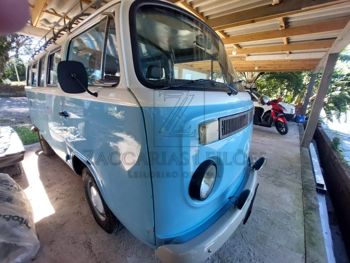 LOTE 011 - Um automóvel da marca VW-VOLKSWAGEM/KOMBI, na cor azul, de placas IEP-2I06, ano/modelo 1995/1996, RENAVAM 650819489.