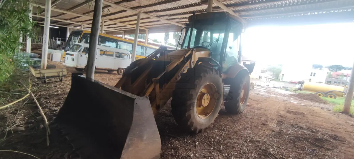 LOTE 003 - Retroescavadeira marca JCB modelo 214S, cabine fechada com ar-condicionado, ano/modelo 2006. (Bem nº 0723)