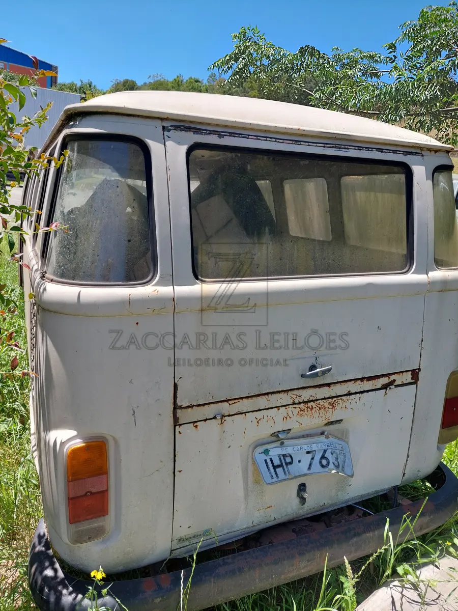 LOTE 003 - Veículo da marca VOLKSWAGEN/KOMBI, placas IHP-7637, tipo camioneta, ano/modelo  1993/1994, RENAVAM 00582850606, a gasolina.