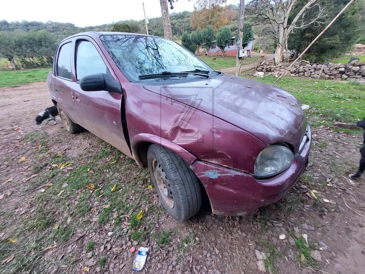LOTE 006 - Um VEÍCULO GM/CORSA GL, VERMELHO, PLACAS IET5525, RENAVAM 591620049,  ANO/MODELO 1996/1996.