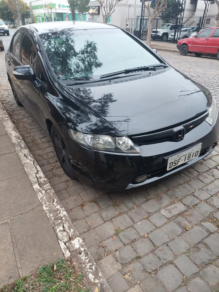 LOTE 008 - Um veículo da marca HONDA/CIVIC LXS, na cor preta, ano/modelo 2006/2007, placas DSF-1810, RENAVAM 899498221.