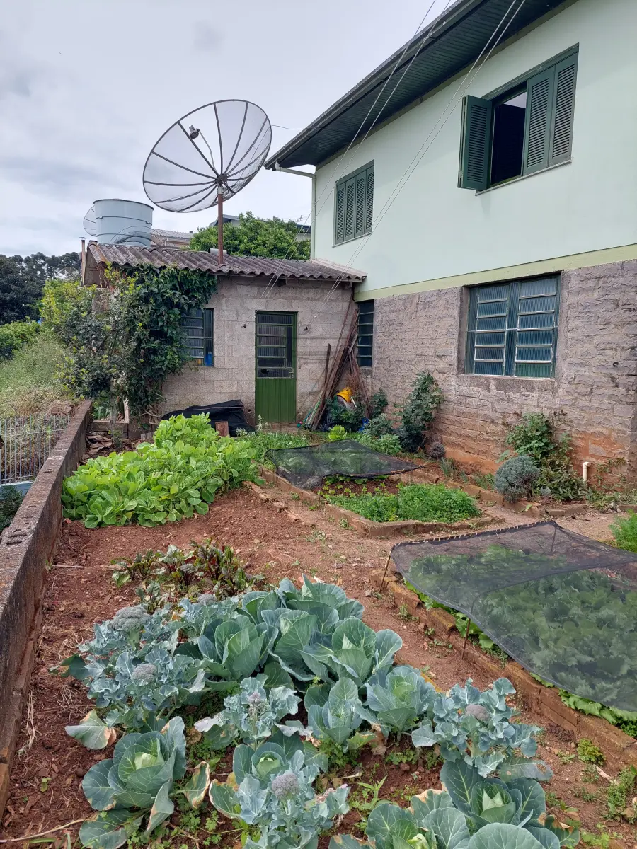 LOTE 001 - Bem: IMÓVEL: Um terreno urbano, constituído do lote n° 5 com aproximadamente 400m², com 17 metros ao leste de frente para a Rua Domingos Todeschini, no Bairro Cristo Redentor, cidade de Nova Bassano e 17,30 metros na parte oeste ao lado do lote n° 16; 21,50 metros ao lado com o lote n° 9 e 23,20 com o lote n° 4, terreno este dentro de área maior conforme transcrição número 7.708, folha 191, do Livro 3/J, datada de 03 de outubro de 1947, e do teor seguinte: parte do lote rural número vinte e oito, parte do lote rural número trinta e parte do lote rural número vinte e oito "A"(sobra) todos da Linha Benjamin Constant, Segundo distrito, o primeiro com a área de sessenta e dois mil oitocentos quarenta e sete metros quadrados, o segundo com a área de duzentos setenta mil - metros quadrados e a sobra com a área de setenta e sete mil quinhentos cinquenta e sete metros quadrados, perfazendo assim uma área total de quatrocentos dez mil quatrocentos e quatro metros quadrados, confrontando todo o imóvel: ao Norte, com os lotes números vinte e cinco e vinte e três "A" (sobra) daLinha Anita Garibaldi; ao Sul, com o travessão de frente; a Este, com:' C. os números vinte e oito e vintee seis "A" (sobra) da Linha Benjamin Constante a Oeste, com os números trinta e dois da Linha Benjamin Constant, vinte sete da Linha Annita Garibaldi e trinta e dois "A" (sobra) da Linha Benjamin Constant. (as) Wenceslina L. Zanettini, Oficial. Origens: 4.173, 4.174, 6.862, 6.863, 6.864, 6.865, 6.866, 6.884, 6.885, 6.886, 6.887, 7.285. No terreno citado acima, encontra-se construída uma residência mista, alvenaria e madeira, com 212 m² de área construída, de dois pavimentes, composta por 4 dormitórios, sala, cozinha, 2 banheiros, lavanderia externa com 20 m² e amplo pátio cercado. A residência possui fácil acesso, rua pavimentada, com sua construção em perfeito estado, sem trincas ou fissuras, com sua pintura em boa qualidade.
