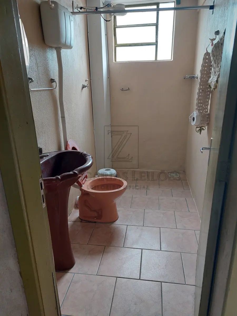 LOTE 001 - Bem: IMÓVEL: Um terreno urbano, constituído do lote n° 5 com aproximadamente 400m², com 17 metros ao leste de frente para a Rua Domingos Todeschini, no Bairro Cristo Redentor, cidade de Nova Bassano e 17,30 metros na parte oeste ao lado do lote n° 16; 21,50 metros ao lado com o lote n° 9 e 23,20 com o lote n° 4, terreno este dentro de área maior conforme transcrição número 7.708, folha 191, do Livro 3/J, datada de 03 de outubro de 1947, e do teor seguinte: parte do lote rural número vinte e oito, parte do lote rural número trinta e parte do lote rural número vinte e oito "A"(sobra) todos da Linha Benjamin Constant, Segundo distrito, o primeiro com a área de sessenta e dois mil oitocentos quarenta e sete metros quadrados, o segundo com a área de duzentos setenta mil - metros quadrados e a sobra com a área de setenta e sete mil quinhentos cinquenta e sete metros quadrados, perfazendo assim uma área total de quatrocentos dez mil quatrocentos e quatro metros quadrados, confrontando todo o imóvel: ao Norte, com os lotes números vinte e cinco e vinte e três "A" (sobra) daLinha Anita Garibaldi; ao Sul, com o travessão de frente; a Este, com:' C. os números vinte e oito e vintee seis "A" (sobra) da Linha Benjamin Constante a Oeste, com os números trinta e dois da Linha Benjamin Constant, vinte sete da Linha Annita Garibaldi e trinta e dois "A" (sobra) da Linha Benjamin Constant. (as) Wenceslina L. Zanettini, Oficial. Origens: 4.173, 4.174, 6.862, 6.863, 6.864, 6.865, 6.866, 6.884, 6.885, 6.886, 6.887, 7.285. No terreno citado acima, encontra-se construída uma residência mista, alvenaria e madeira, com 212 m² de área construída, de dois pavimentes, composta por 4 dormitórios, sala, cozinha, 2 banheiros, lavanderia externa com 20 m² e amplo pátio cercado. A residência possui fácil acesso, rua pavimentada, com sua construção em perfeito estado, sem trincas ou fissuras, com sua pintura em boa qualidade.