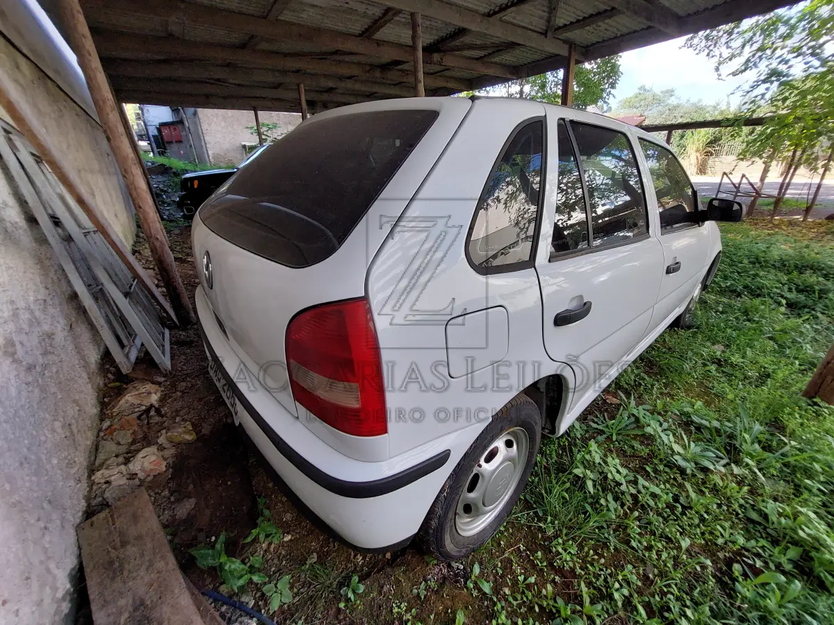 LOTE 009 - Um automóvel VW-VOLKSWAGEM/GOL 16V, placas DAQ-2668, cor branca, ano/modelo 1999/2000, RENAVAM 726977977.