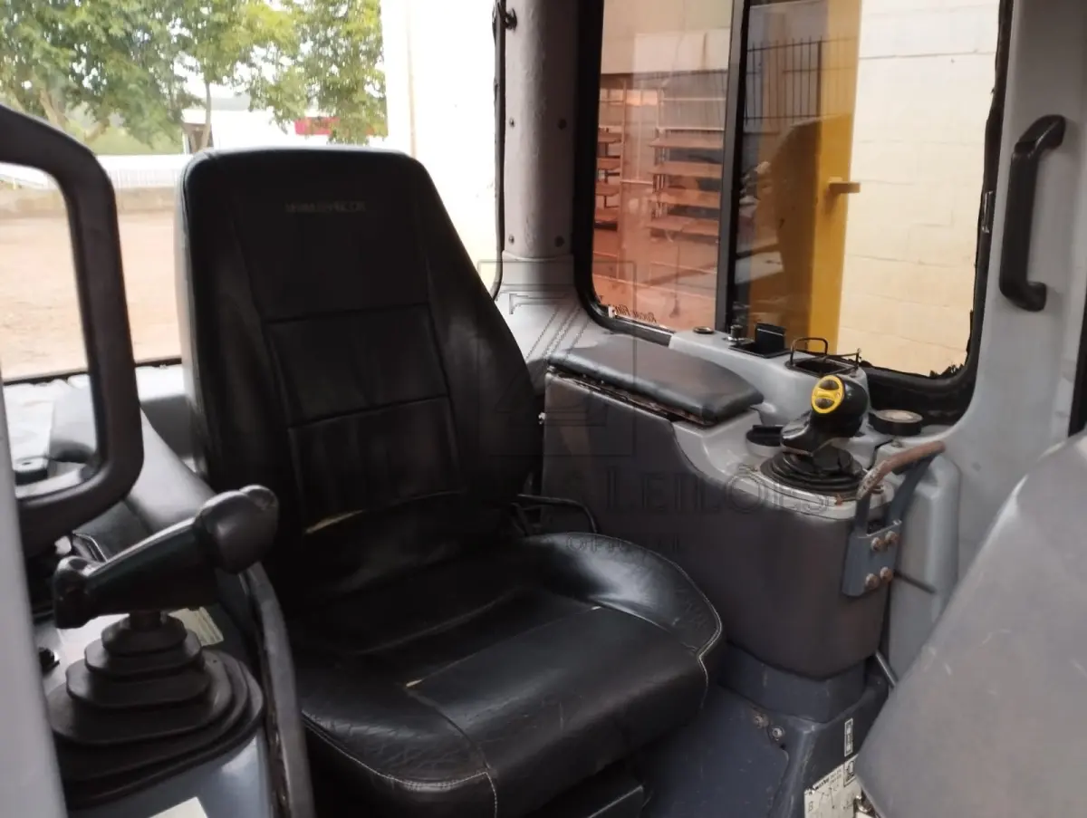 LOTE 001 - UM TRATOR DE ESTEIRA DA MARCA KOMATSU D61EX.