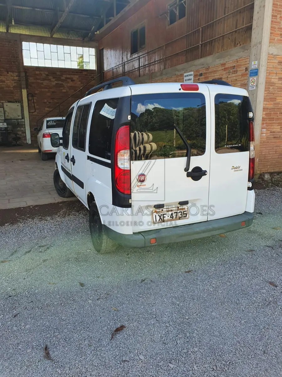 LOTE 004 - Um automóvel da marca FIAT/DOBLO ESSENCE 1.8, ano/modelo 2016, de cor Branca, placa IXF-4735.