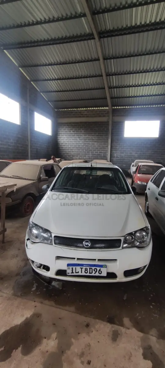 LOTE 006 - Um automóvel da marca FIAT/PALIO ELX, placas ILT-8D96, na cor branca, à gasolina, ano/modelo 2004/2004, RENAVAM 825835747.