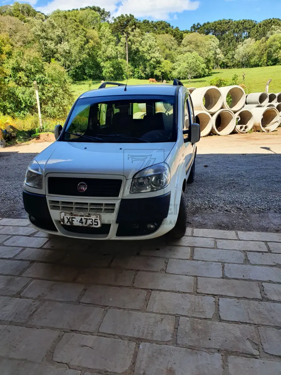 LOTE 004 - Um automóvel da marca FIAT/DOBLO ESSENCE 1.8, ano/modelo 2016, de cor Branca, placa IXF-4735.