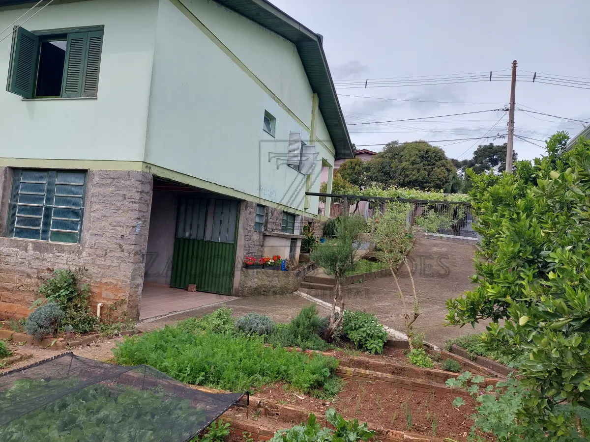 LOTE 001 - Bem: IMÓVEL: Um terreno urbano, constituído do lote n° 5 com aproximadamente 400m², com 17 metros ao leste de frente para a Rua Domingos Todeschini, no Bairro Cristo Redentor, cidade de Nova Bassano e 17,30 metros na parte oeste ao lado do lote n° 16; 21,50 metros ao lado com o lote n° 9 e 23,20 com o lote n° 4, terreno este dentro de área maior conforme transcrição número 7.708, folha 191, do Livro 3/J, datada de 03 de outubro de 1947, e do teor seguinte: parte do lote rural número vinte e oito, parte do lote rural número trinta e parte do lote rural número vinte e oito "A"(sobra) todos da Linha Benjamin Constant, Segundo distrito, o primeiro com a área de sessenta e dois mil oitocentos quarenta e sete metros quadrados, o segundo com a área de duzentos setenta mil - metros quadrados e a sobra com a área de setenta e sete mil quinhentos cinquenta e sete metros quadrados, perfazendo assim uma área total de quatrocentos dez mil quatrocentos e quatro metros quadrados, confrontando todo o imóvel: ao Norte, com os lotes números vinte e cinco e vinte e três "A" (sobra) daLinha Anita Garibaldi; ao Sul, com o travessão de frente; a Este, com:' C. os números vinte e oito e vintee seis "A" (sobra) da Linha Benjamin Constante a Oeste, com os números trinta e dois da Linha Benjamin Constant, vinte sete da Linha Annita Garibaldi e trinta e dois "A" (sobra) da Linha Benjamin Constant. (as) Wenceslina L. Zanettini, Oficial. Origens: 4.173, 4.174, 6.862, 6.863, 6.864, 6.865, 6.866, 6.884, 6.885, 6.886, 6.887, 7.285. No terreno citado acima, encontra-se construída uma residência mista, alvenaria e madeira, com 212 m² de área construída, de dois pavimentes, composta por 4 dormitórios, sala, cozinha, 2 banheiros, lavanderia externa com 20 m² e amplo pátio cercado. A residência possui fácil acesso, rua pavimentada, com sua construção em perfeito estado, sem trincas ou fissuras, com sua pintura em boa qualidade.
