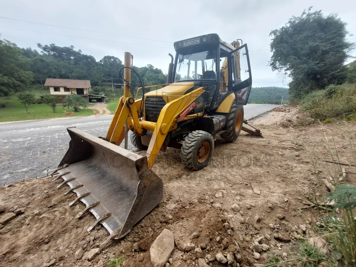 LOTE 002 - RETROESCAVADEIRA MARCA RANDON, MODELO RD 406, ANO 2018, TARA 7.100KG