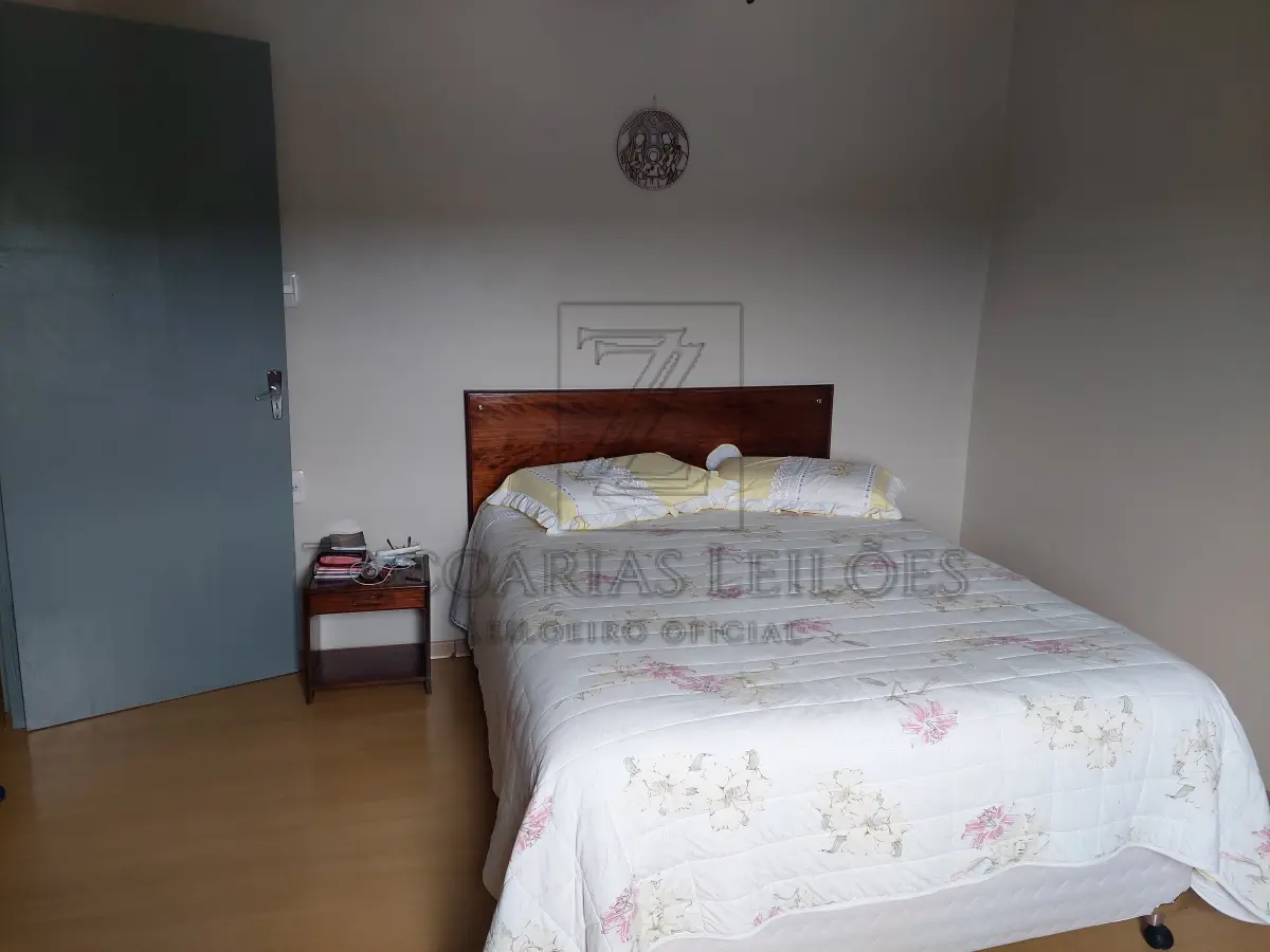 LOTE 001 - Bem: IMÓVEL: Um terreno urbano, constituído do lote n° 5 com aproximadamente 400m², com 17 metros ao leste de frente para a Rua Domingos Todeschini, no Bairro Cristo Redentor, cidade de Nova Bassano e 17,30 metros na parte oeste ao lado do lote n° 16; 21,50 metros ao lado com o lote n° 9 e 23,20 com o lote n° 4, terreno este dentro de área maior conforme transcrição número 7.708, folha 191, do Livro 3/J, datada de 03 de outubro de 1947, e do teor seguinte: parte do lote rural número vinte e oito, parte do lote rural número trinta e parte do lote rural número vinte e oito "A"(sobra) todos da Linha Benjamin Constant, Segundo distrito, o primeiro com a área de sessenta e dois mil oitocentos quarenta e sete metros quadrados, o segundo com a área de duzentos setenta mil - metros quadrados e a sobra com a área de setenta e sete mil quinhentos cinquenta e sete metros quadrados, perfazendo assim uma área total de quatrocentos dez mil quatrocentos e quatro metros quadrados, confrontando todo o imóvel: ao Norte, com os lotes números vinte e cinco e vinte e três "A" (sobra) daLinha Anita Garibaldi; ao Sul, com o travessão de frente; a Este, com:' C. os números vinte e oito e vintee seis "A" (sobra) da Linha Benjamin Constante a Oeste, com os números trinta e dois da Linha Benjamin Constant, vinte sete da Linha Annita Garibaldi e trinta e dois "A" (sobra) da Linha Benjamin Constant. (as) Wenceslina L. Zanettini, Oficial. Origens: 4.173, 4.174, 6.862, 6.863, 6.864, 6.865, 6.866, 6.884, 6.885, 6.886, 6.887, 7.285. No terreno citado acima, encontra-se construída uma residência mista, alvenaria e madeira, com 212 m² de área construída, de dois pavimentes, composta por 4 dormitórios, sala, cozinha, 2 banheiros, lavanderia externa com 20 m² e amplo pátio cercado. A residência possui fácil acesso, rua pavimentada, com sua construção em perfeito estado, sem trincas ou fissuras, com sua pintura em boa qualidade.