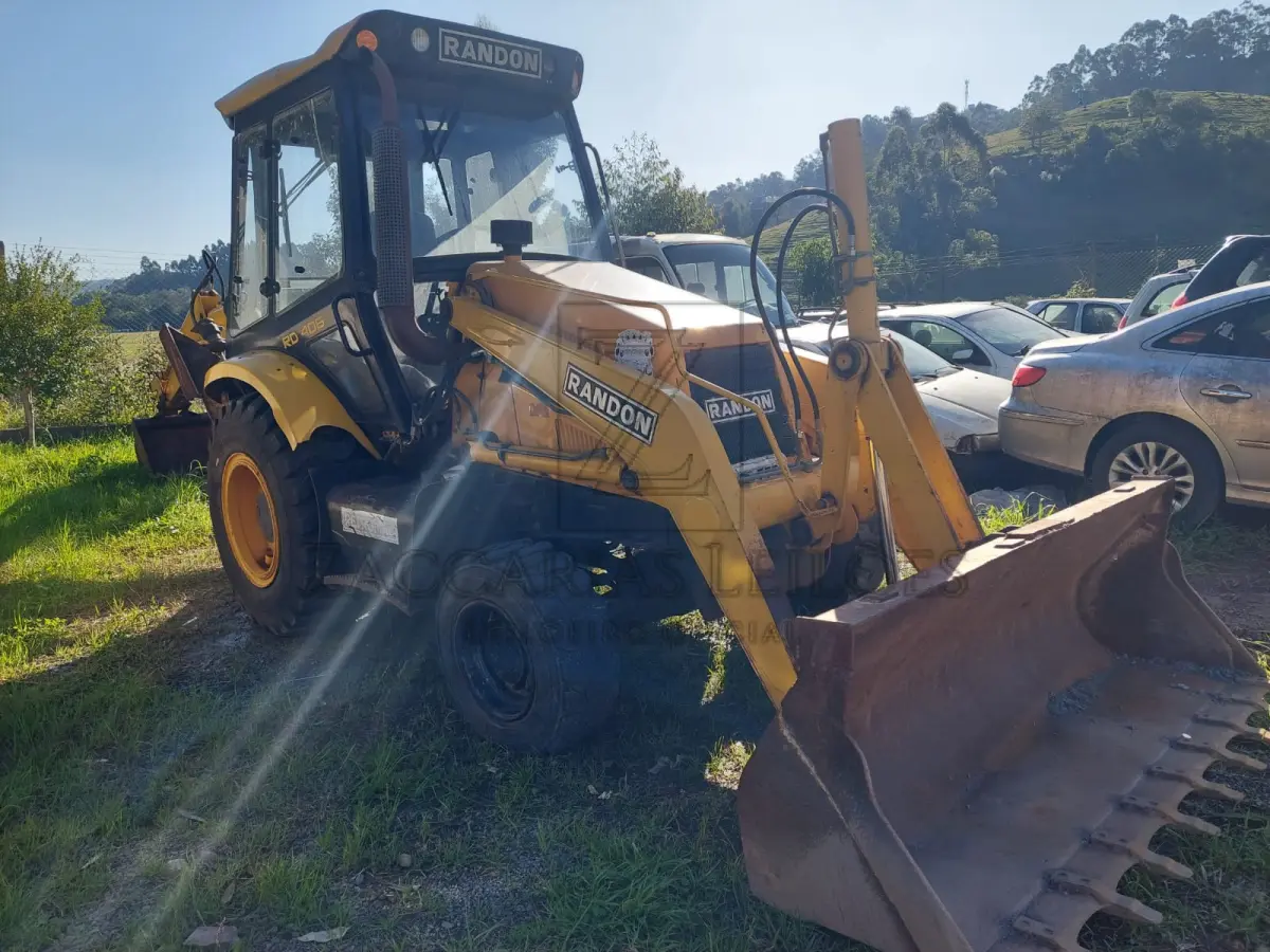 LOTE 001 - Trator de Rodas Retroescavadeira da marca RANDON, modelo RD406, ano/modelo  2012/2012, placas ITO-7738, RENAVAM 00488523958, a Diesel.