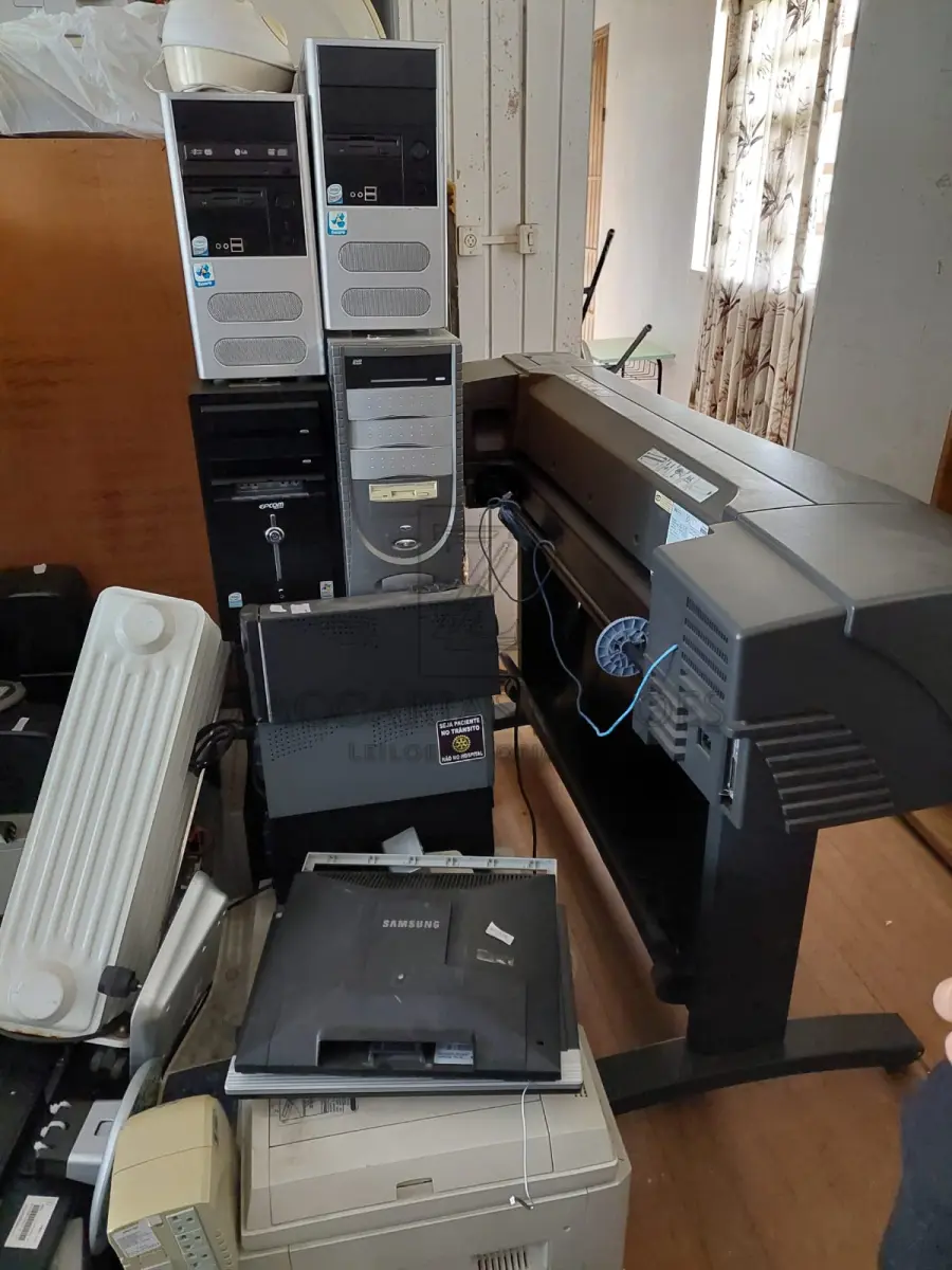 LOTE 014 - EQUIPAMENTOS DE INFORMÁTICA: aproximadamente 72 computadores/notebooks, 84  monitores, 52 impressoras, 176 nobreaks/estabilizadores, 24 itens diversos.