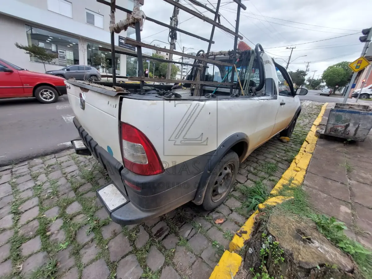 LOTE 005 - Uma camionete da marca FIAT/STRADA FIRE FLEX, placas IQV-3502, ano/modelo 2010/2010, na cor branca, RENAVAM 213139707.
