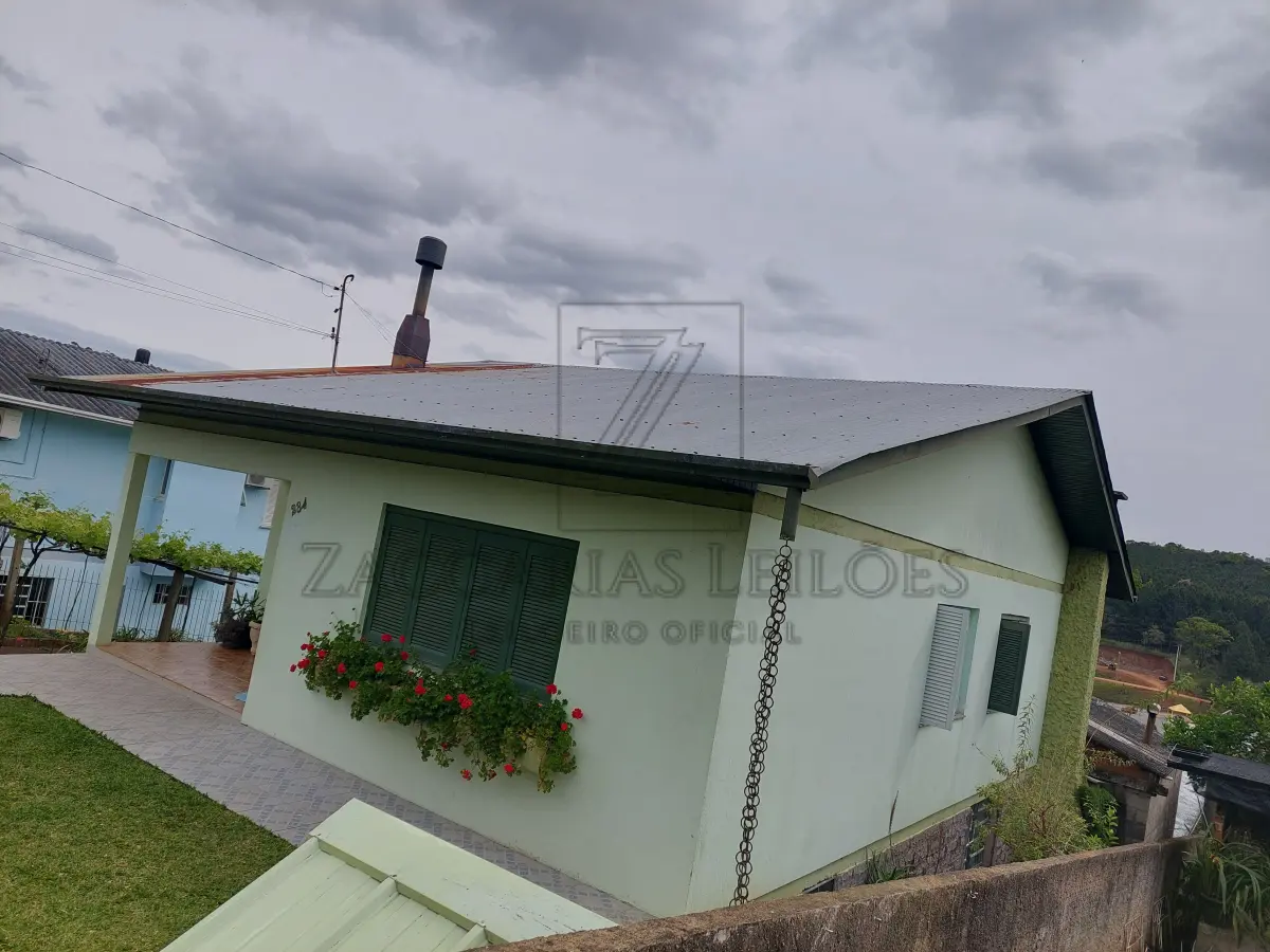 LOTE 001 - Bem: IMÓVEL: Um terreno urbano, constituído do lote n° 5 com aproximadamente 400m², com 17 metros ao leste de frente para a Rua Domingos Todeschini, no Bairro Cristo Redentor, cidade de Nova Bassano e 17,30 metros na parte oeste ao lado do lote n° 16; 21,50 metros ao lado com o lote n° 9 e 23,20 com o lote n° 4, terreno este dentro de área maior conforme transcrição número 7.708, folha 191, do Livro 3/J, datada de 03 de outubro de 1947, e do teor seguinte: parte do lote rural número vinte e oito, parte do lote rural número trinta e parte do lote rural número vinte e oito "A"(sobra) todos da Linha Benjamin Constant, Segundo distrito, o primeiro com a área de sessenta e dois mil oitocentos quarenta e sete metros quadrados, o segundo com a área de duzentos setenta mil - metros quadrados e a sobra com a área de setenta e sete mil quinhentos cinquenta e sete metros quadrados, perfazendo assim uma área total de quatrocentos dez mil quatrocentos e quatro metros quadrados, confrontando todo o imóvel: ao Norte, com os lotes números vinte e cinco e vinte e três "A" (sobra) daLinha Anita Garibaldi; ao Sul, com o travessão de frente; a Este, com:' C. os números vinte e oito e vintee seis "A" (sobra) da Linha Benjamin Constante a Oeste, com os números trinta e dois da Linha Benjamin Constant, vinte sete da Linha Annita Garibaldi e trinta e dois "A" (sobra) da Linha Benjamin Constant. (as) Wenceslina L. Zanettini, Oficial. Origens: 4.173, 4.174, 6.862, 6.863, 6.864, 6.865, 6.866, 6.884, 6.885, 6.886, 6.887, 7.285. No terreno citado acima, encontra-se construída uma residência mista, alvenaria e madeira, com 212 m² de área construída, de dois pavimentes, composta por 4 dormitórios, sala, cozinha, 2 banheiros, lavanderia externa com 20 m² e amplo pátio cercado. A residência possui fácil acesso, rua pavimentada, com sua construção em perfeito estado, sem trincas ou fissuras, com sua pintura em boa qualidade.