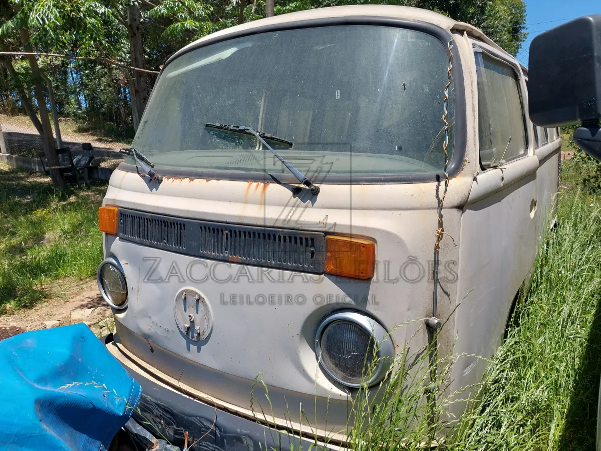 LOTE 003 - Veículo da marca VOLKSWAGEN/KOMBI, placas IHP-7637, tipo camioneta, ano/modelo  1993/1994, RENAVAM 00582850606, a gasolina.