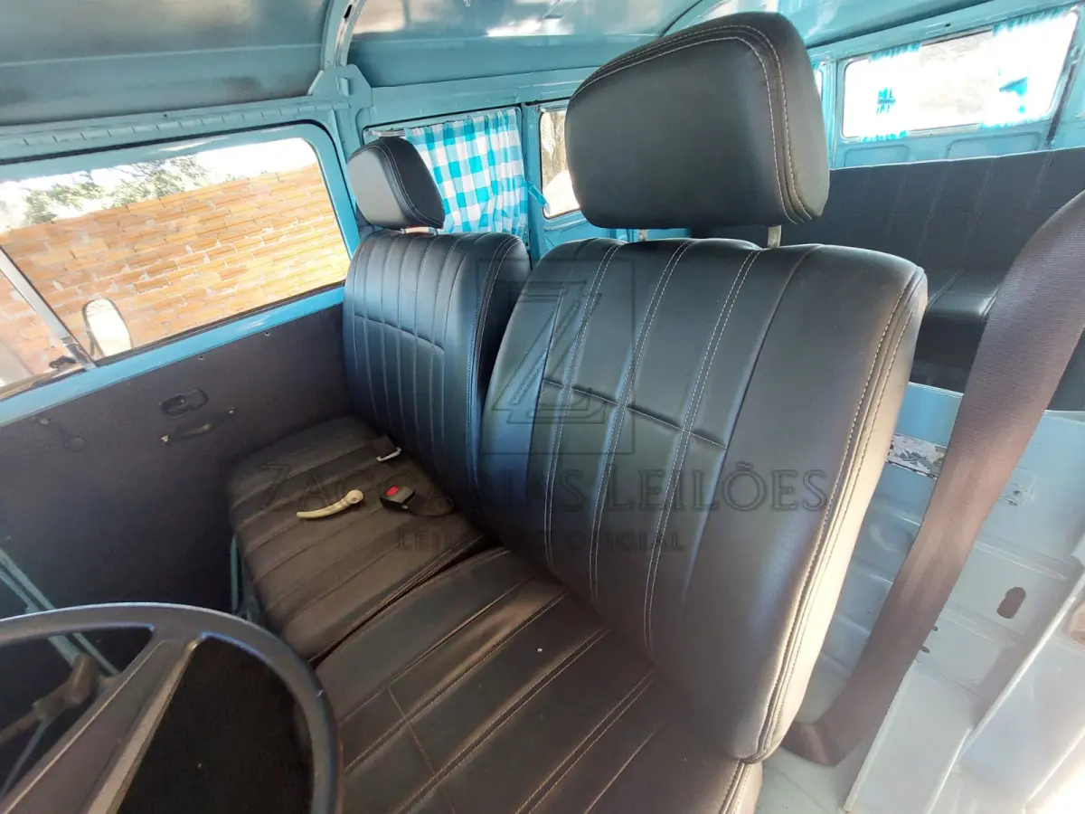 LOTE 011 - Um automóvel da marca VW-VOLKSWAGEM/KOMBI, na cor azul, de placas IEP-2I06, ano/modelo 1995/1996, RENAVAM 650819489.