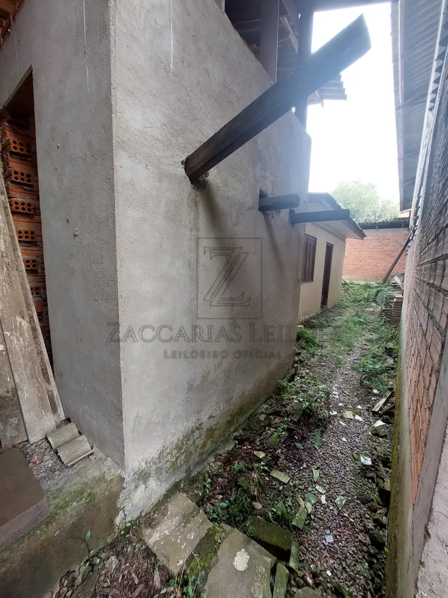 LOTE 003 - IMÓVEL: Fração de 286,64m2 e 50% das benfeitorias (55,00m2 na casa de madeira e 12,50m2 na casa de alvenaria). da matrícula nº 2428, do LIVRO Nº 2 DO REGISTRO DE IMÓVEIS DA COMARCA DE NOVA PRATA. Descrita como: NA PARTE DO LOTE NÚMERO OITO(8), SITO NA RUA SILVÉRIO ANTONIO DE ARAUJO, EX-PRAÇA DA IGREJA SANTO ANTONIO, esquina com a rua 20 de setembro, ex-travessa, lado par, quarteirão compreendido pelas ruas 20 de setembro ex-travessa do Comercio, Estrada Buarque de Macedo e Silvério Antonio de Araujo, ex-praça da Igreja Santo Antonio da Vila Rio Branco, distrito deste município, com a área de 799,98m² confrontando; AO NORTE, na extensão de 55,00 metros com a rua 20 de setembro, ex-travessa, na direção Este-Oeste; daí na direção norte-sul, por 8,00metros com a rua Silvério Antonio de Araujo, ex-praça da Igreja Santo Antonio daí, na extensão de 25,00metros, na direção Oeste-Leste, com terras da Sociedade Bochófila Rio Branco, dai, rumo sul, na extensão de 12,00metros, ainda com terras da Sociedade Bochófila Rio Branco; daí rumo Oeste-este, na extensão de 30,00 metros, com terras de Fernando Pocai e daí rumo Norte, na extensão de 20,00 metros com o lote número 1. Com uma casa de madeira em regular estado de conservação e uma pequena casa de alvenaria com duas peças.